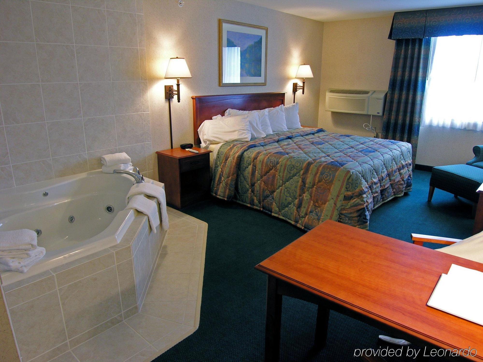 Baraga Lakeside Inn الغرفة الصورة